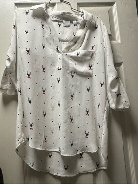 Soho New York & Company White Deer-Print Split V-Neck Blouse size small